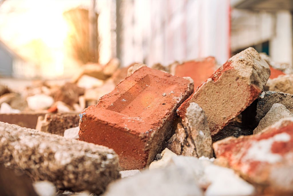 Zbytky stavebního odpadu zbylé po demolici